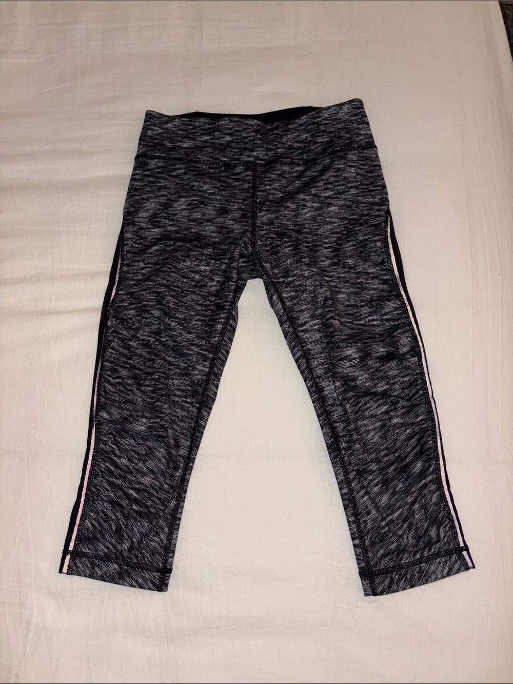 Lululemon Womens Size 4 Black and Grey Heather Capri Leggings
